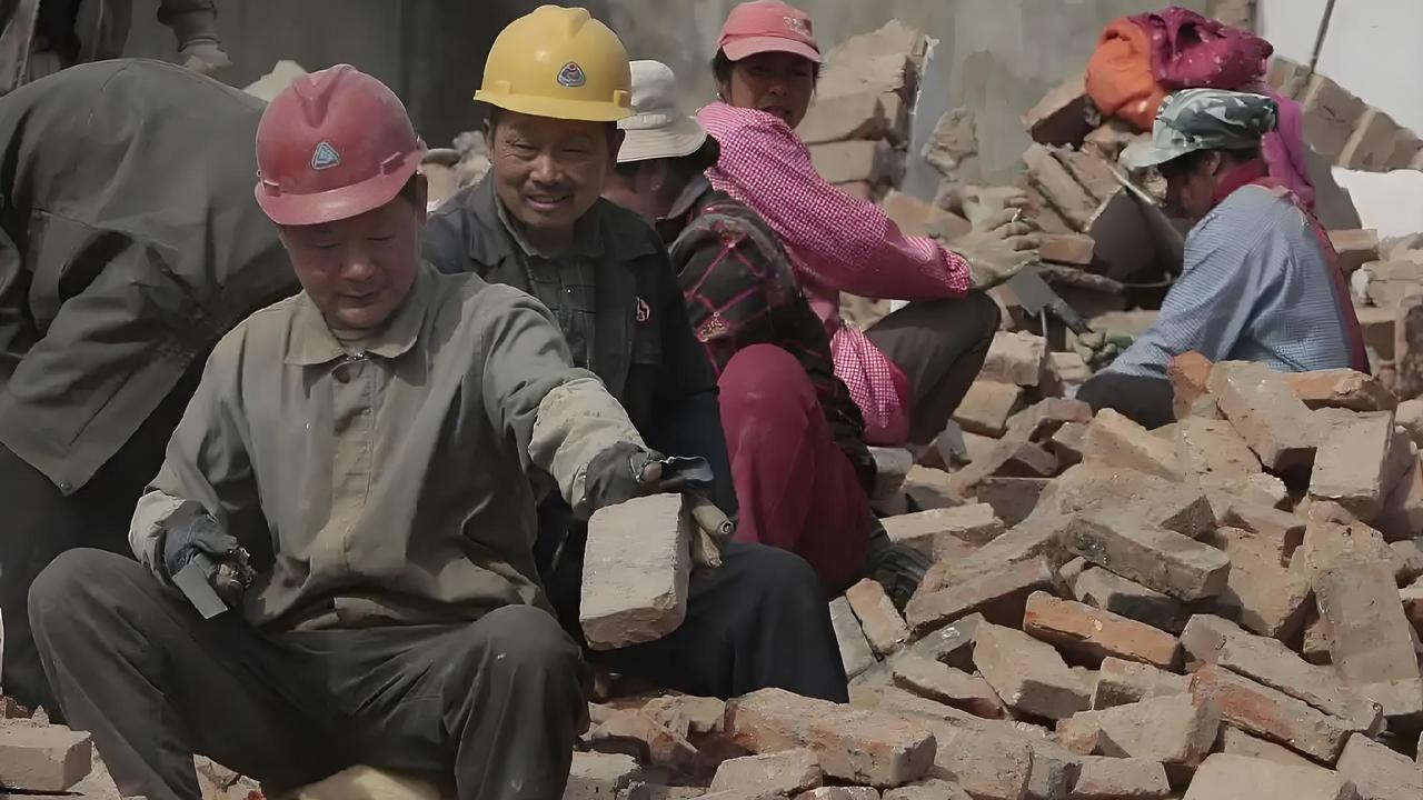 高考完的那个暑假怎么过老牛高考完那个暑假，跟村里几个兄弟去工地搬砖，一天8块钱。