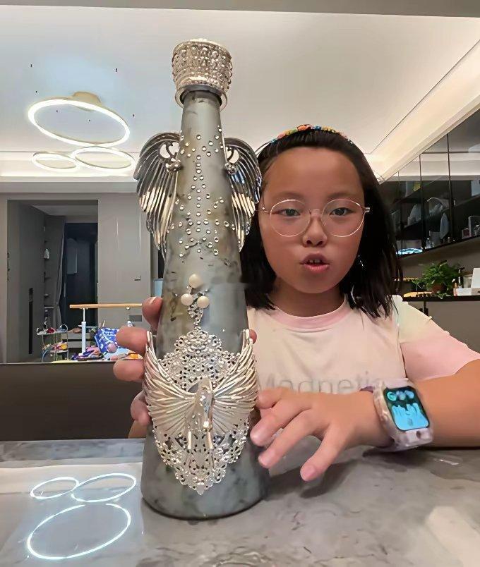 小孩姐炫耀天价水瓶，结果评论区天塌了