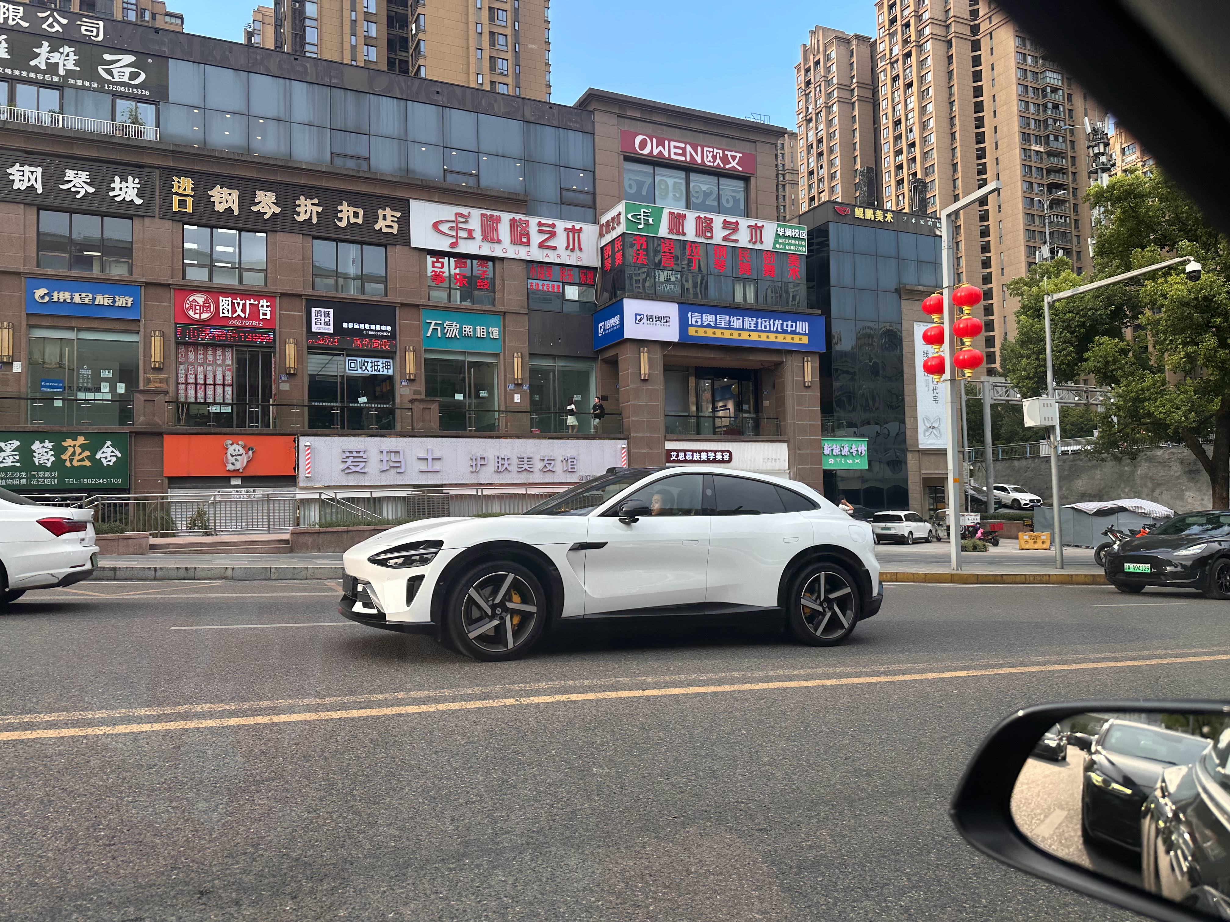 碰到一台野生的Yu7，有一说一，好看吗？我真觉的一般[允悲]小米yu7 ​​​