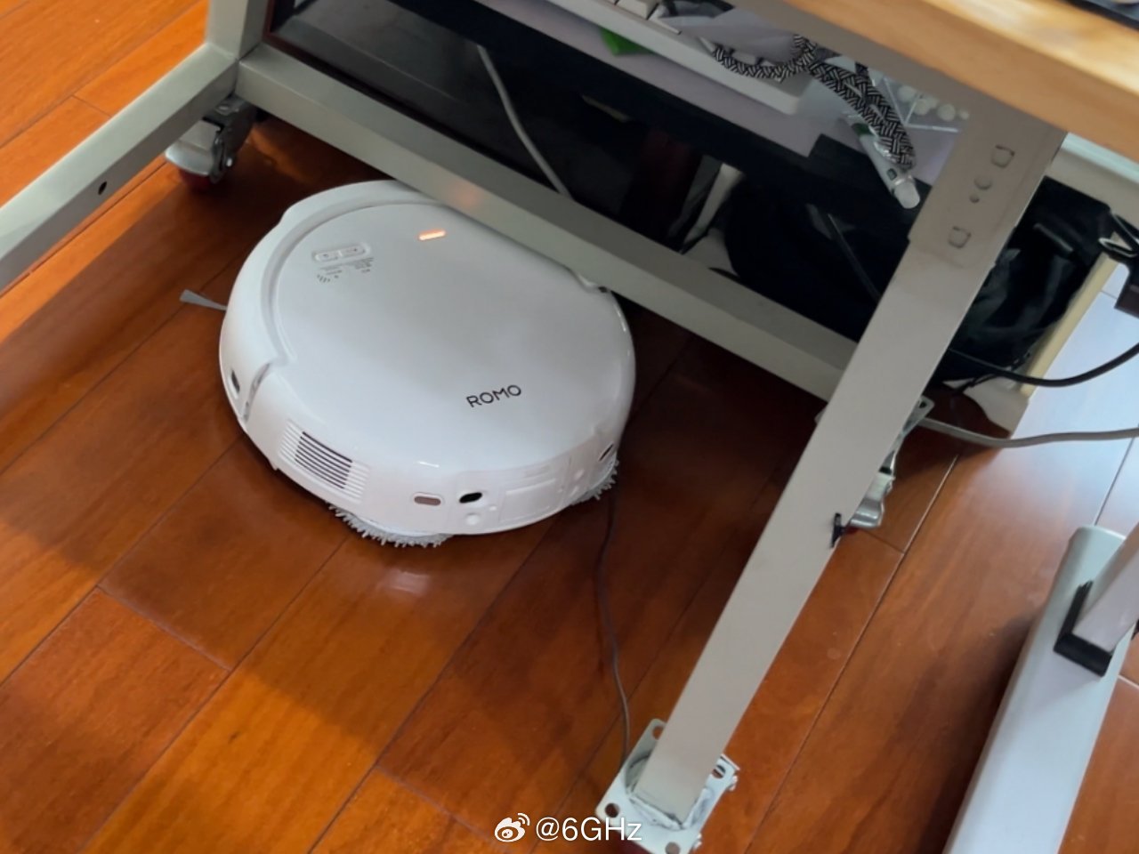 其实大疆romo滚刷根本没被缠住，只是压到了一个USB插头[怒][怒][怒] ​