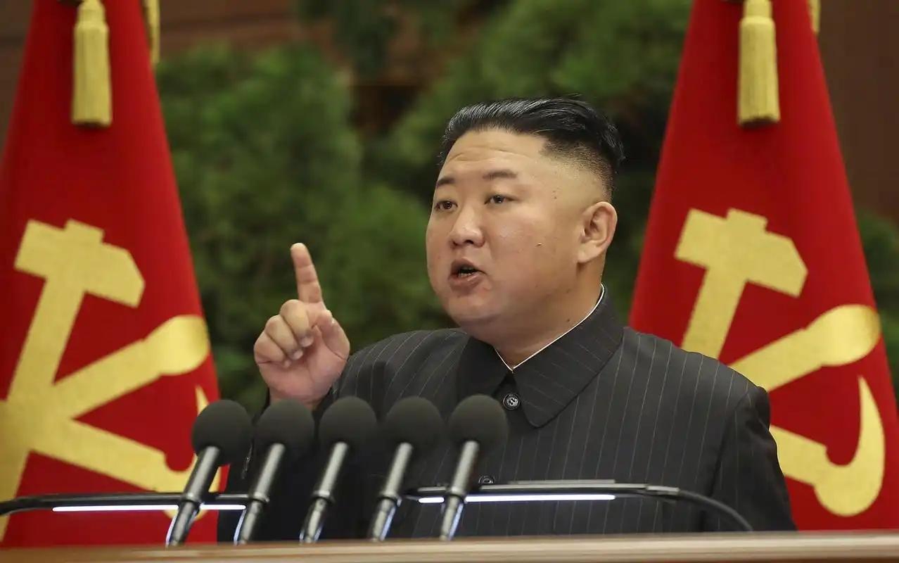 同样是面对美国的强势围堵，有的国家能稳坐钓鱼台几十年，有的却总在被动挨打。就拿朝