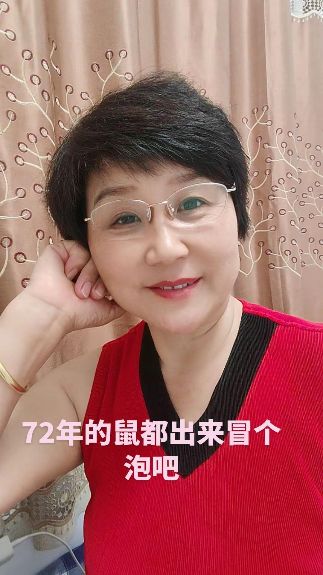 心态年龄大讨论 如何看待自己的年龄 年龄就是个数字 阿姨时尚短发 短头发的阿姨