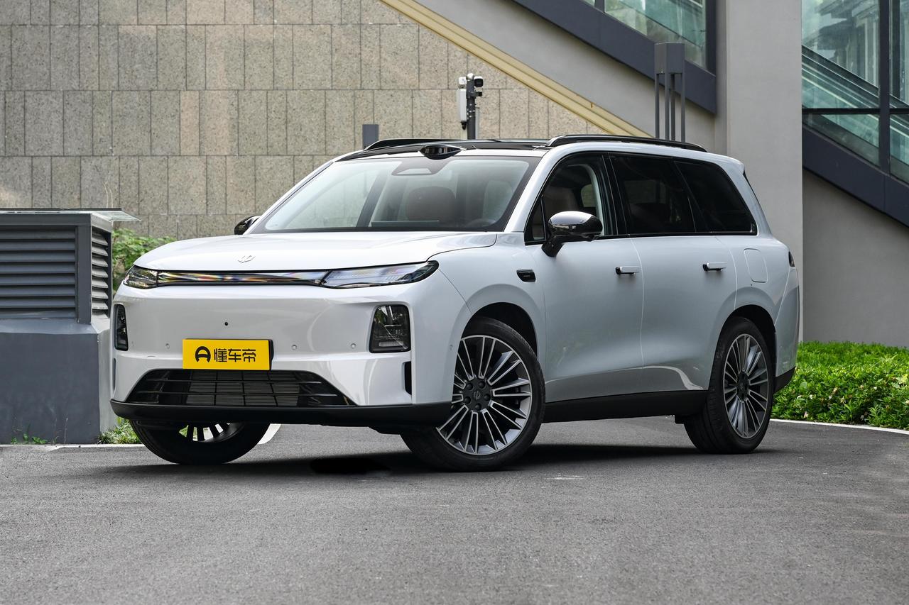 零跑全新C16 这款车就是主打大空间家用的。中大型 SUV 的尺寸，六座布局特别