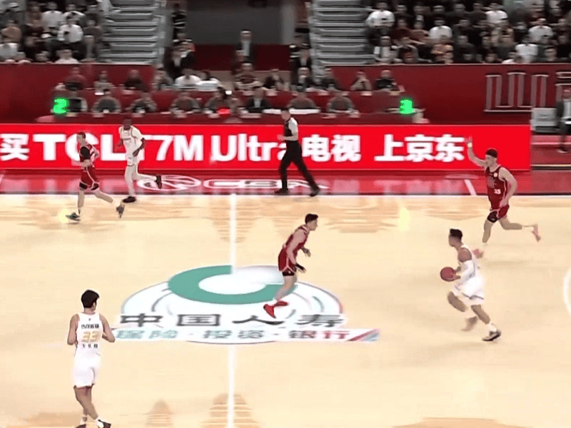 高下立判！
贺希宁被掏球微笑以对，
卢鹏羽撞翻张宁吃到T。

深圳 103-98