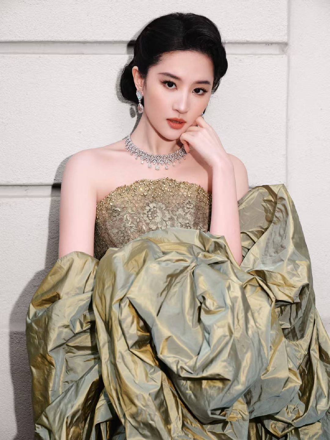 刘亦菲复古宫廷高定刘亦菲宫廷名伶 啊啊啊啊！刘亦菲宝格丽第二套look，完全的宫