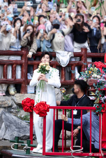 李卿来清明上河园了 天哪，昨天真的是很开心能够看到李卿来清明上河园了，穿着纯白色