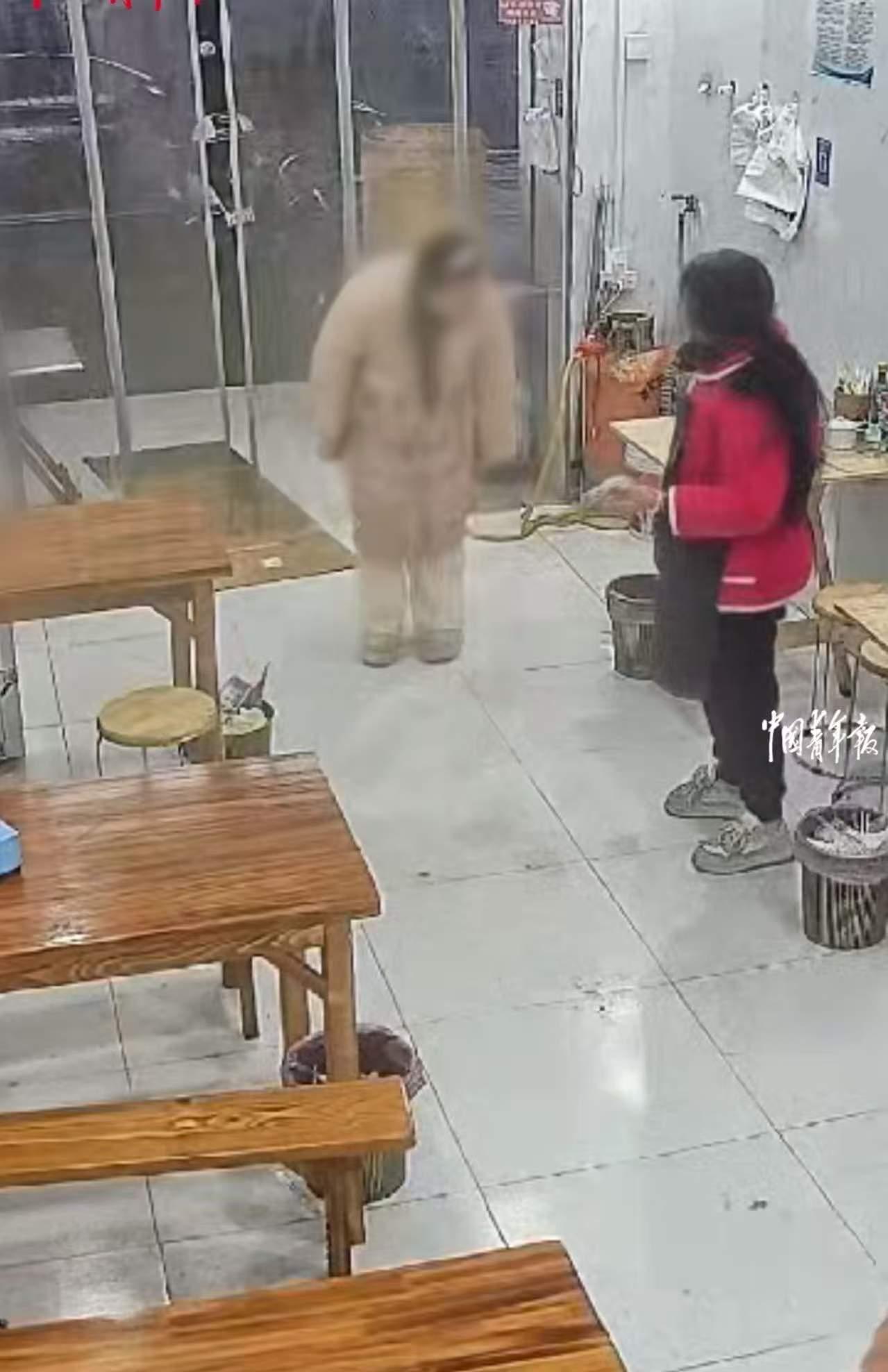 “这才是暖心的社会！”湖北宜昌，跨年夜，一名高中女生因为学习压力大，蹲在路边哭泣