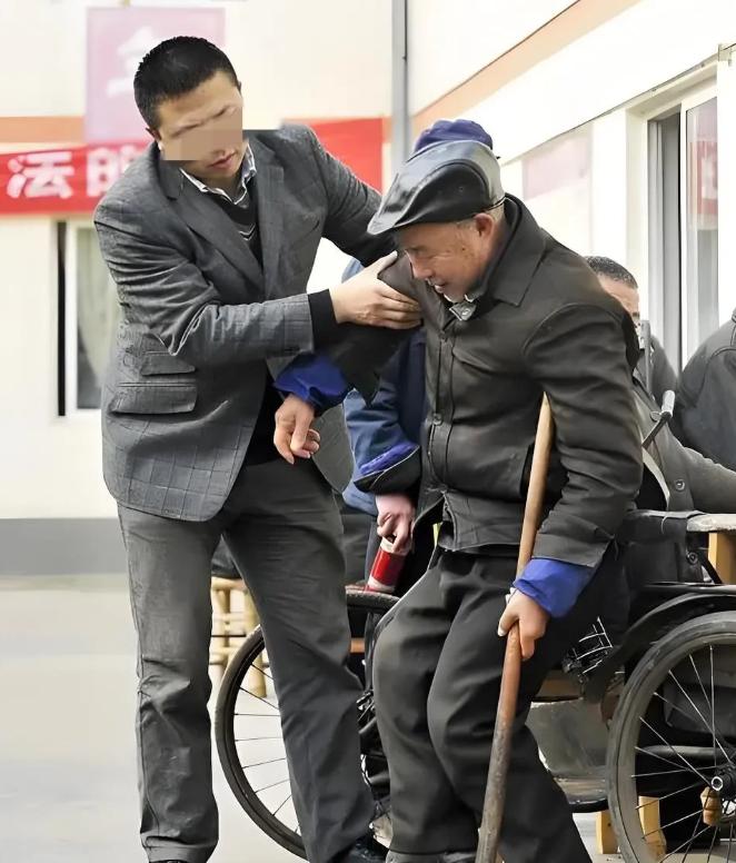 上海，夫妻俩养一独生子，不曾想，儿子20岁时叛逆，和父母大吵一架，离家出走，夫妻