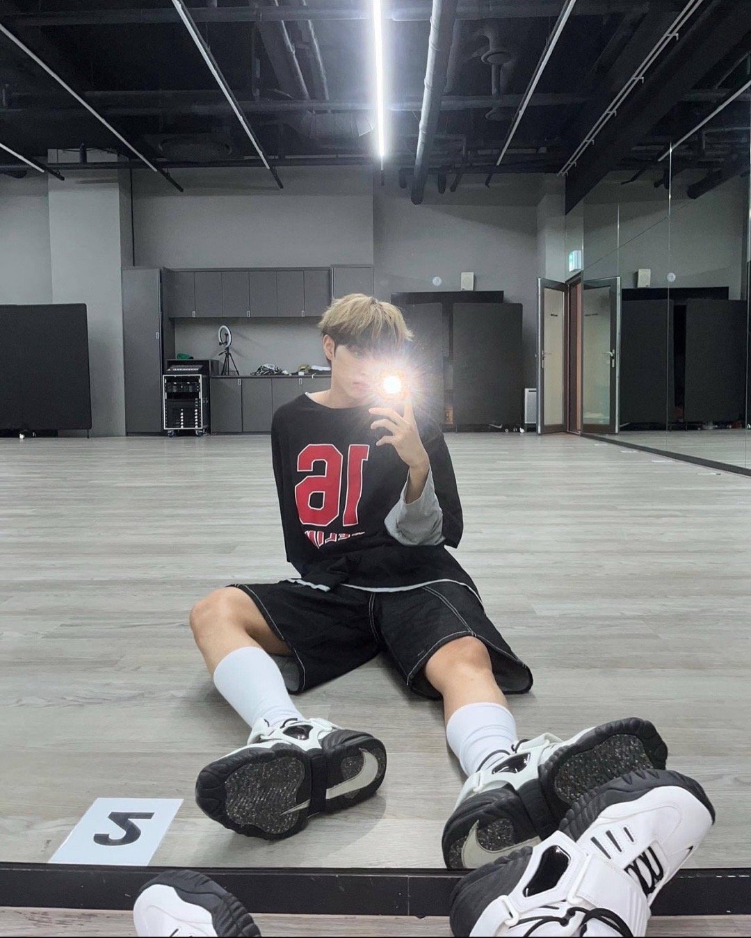 挺喜欢这俩张对镜拍的，就是有点内种感觉，就内种 