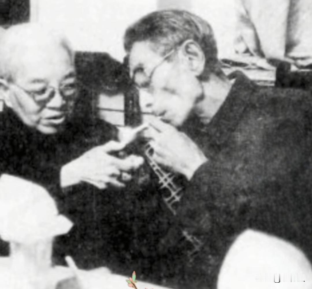 当年后台休息时，骆玉笙抬手为马三立点烟时，一张珍贵的留影。两人都是天津曲艺界泰斗
