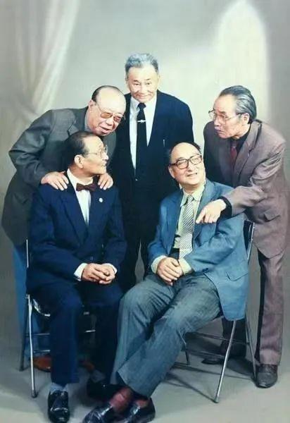 5位西装革履的老艺术家合照：我一眼就认出了陈佩斯的父亲陈强与葛优的老爸葛存壮！当