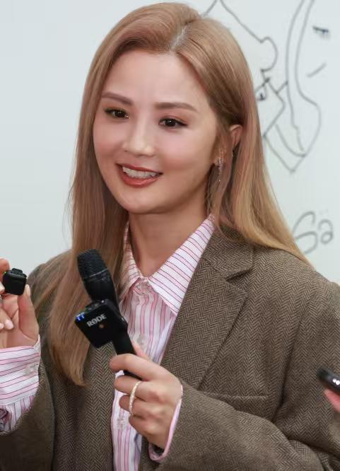 阿Sa承认了，姐弟恋！
阿Sa蔡卓妍还是敢爱敢恨，亲口承认林俊贤不是绯闻男友，是