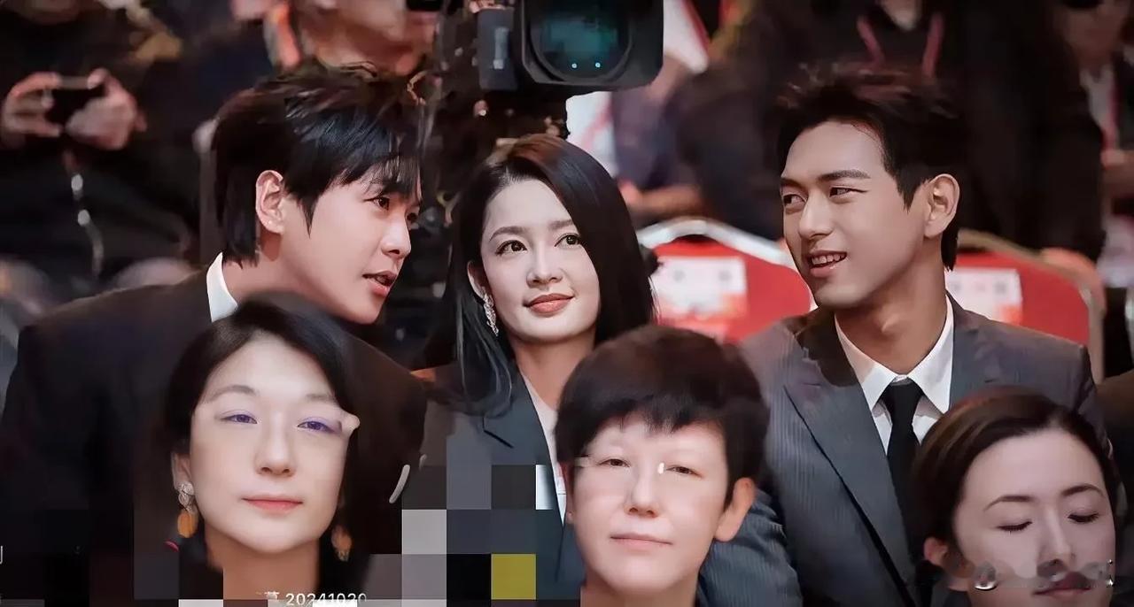 金鹰奖现场的一幕。女明星李沁坐在张若昀和李现中间满满自信感，清纯可爱，五官秀美，