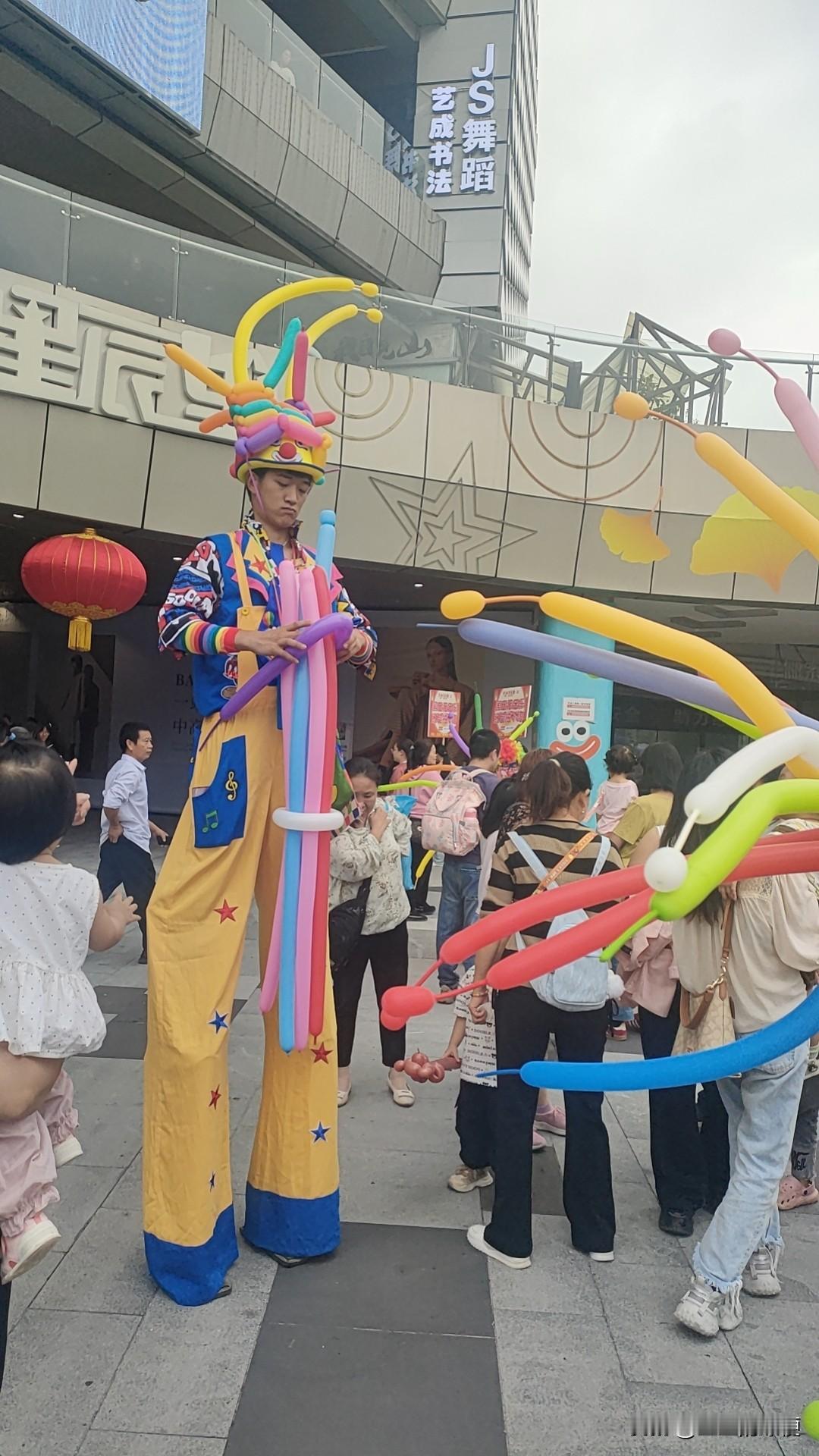 国庆节来了
看图

商家各式表演开始。

出门随处可以的玩偶人，

还有各种演出