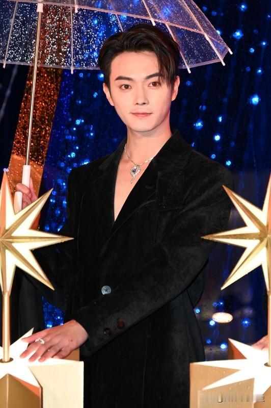 许凯生日排面拉满，全网送祝福氛围热闹，期待他后续带来更多好作品👍白鹿星芒照 许