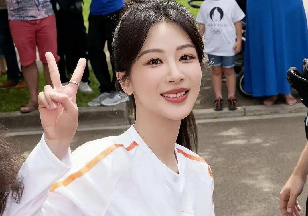 杨紫，这位备受观众喜爱的女演员，近日以火炬手的身份出现在巴黎奥运火炬传递活动中，