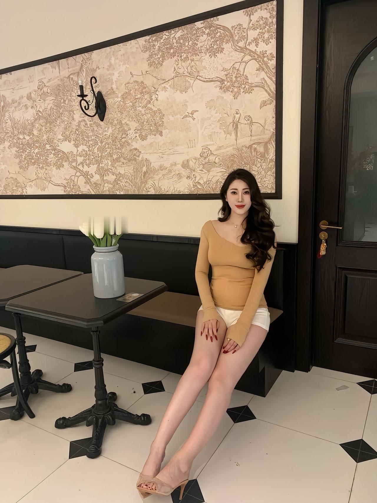 卡其色斜肩上衣搭配白色短裤，解锁法式轻优雅日常穿搭