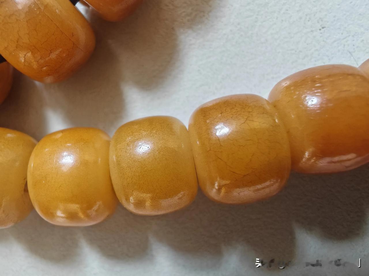 这串佛珠是白菩提根，我玩了很多年了，已经玉质化，开片也是自然开片，没有经过特殊处