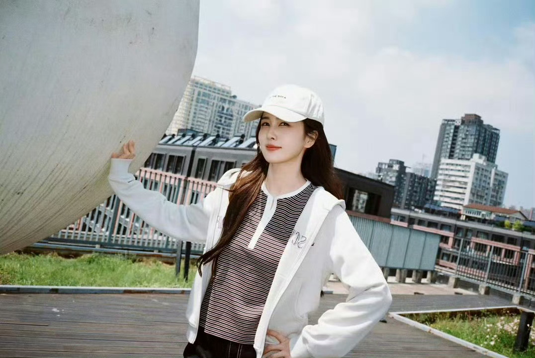 #咪咕星鲜事##白鹿周翊然透明爱人MV亲了#好标准的现偶女主脸，把细腻的情感流动