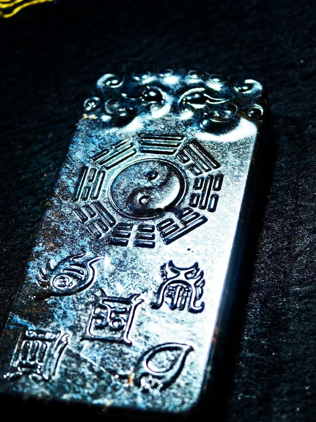 今天农历四月二十，甲午月庚申日。庚申为白虎日 ，金气锐利，适合破旧立新、做决定、