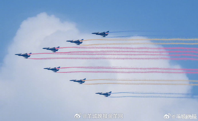 #九三盛大阅兵# 【转存，点赞！彩烟配祥云多彩绚丽！ #关键时刻还得看自家直拍#