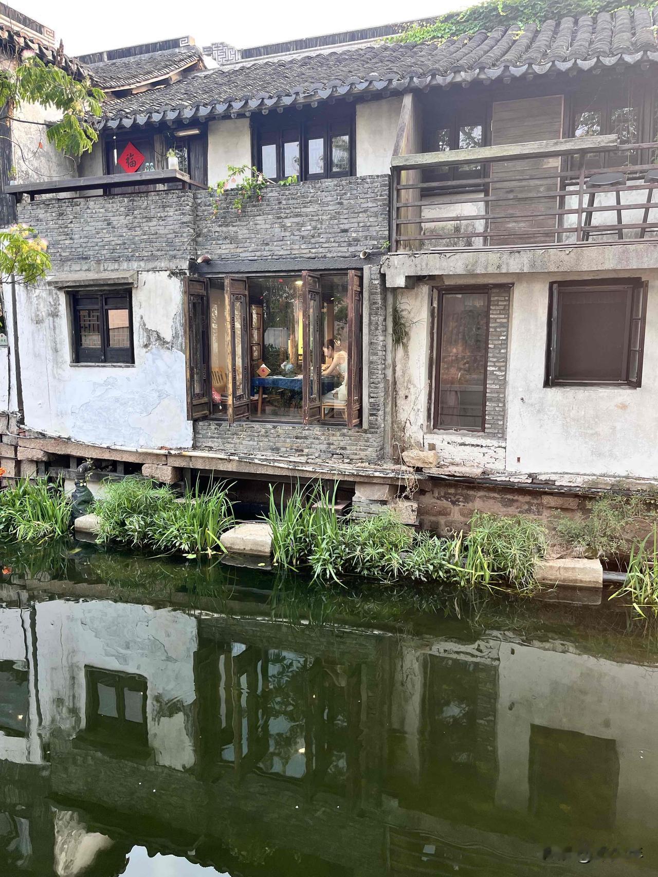 我认为不会！

电商虽快，却替代不了实体店的温度与体验。指尖触摸面料的质感、试穿