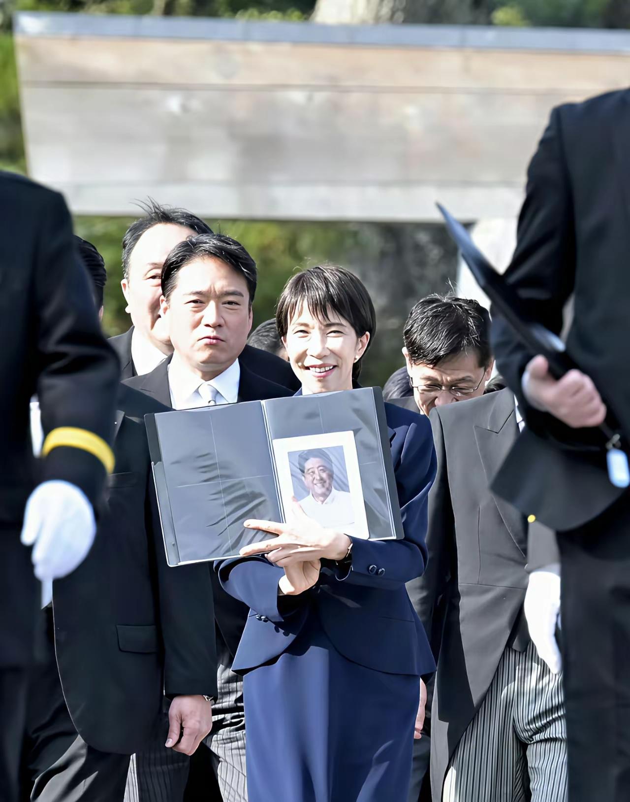 日本政客拜鬼时很嚣张，上窜下跳制造矛盾

商务部发布了关于加强两用物项对日本出口