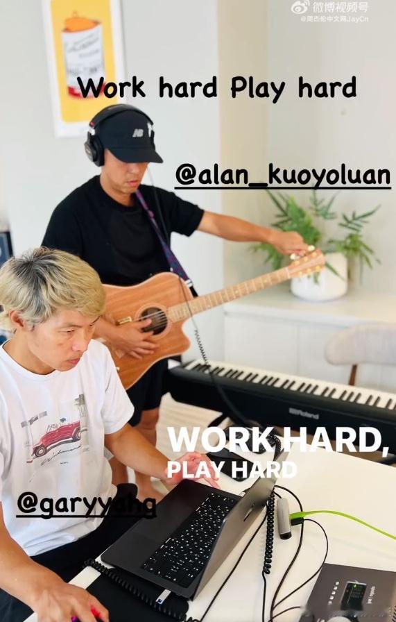 周杰伦疑回应 周杰伦社交平台晒出比耶录音照，并配文”Work hard Play