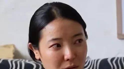 她最早的视频展现出朴实生活，因此走红。流量猛增后遭遇多种困扰与质疑，但初心未改，