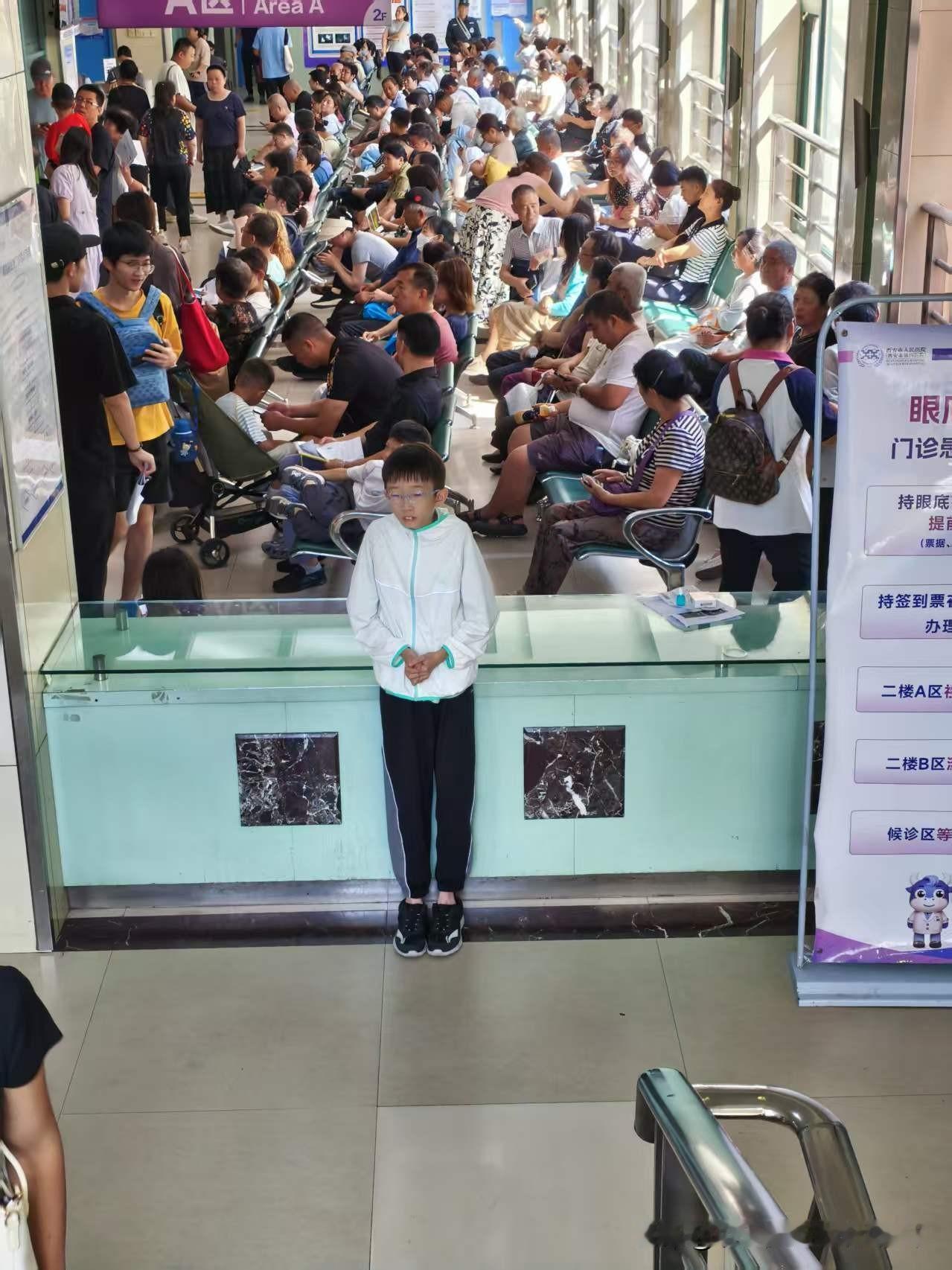 现在孩子真是费钱，今天去四院检查了一下眼睛，花费1000多，然后让给配防控型眼镜