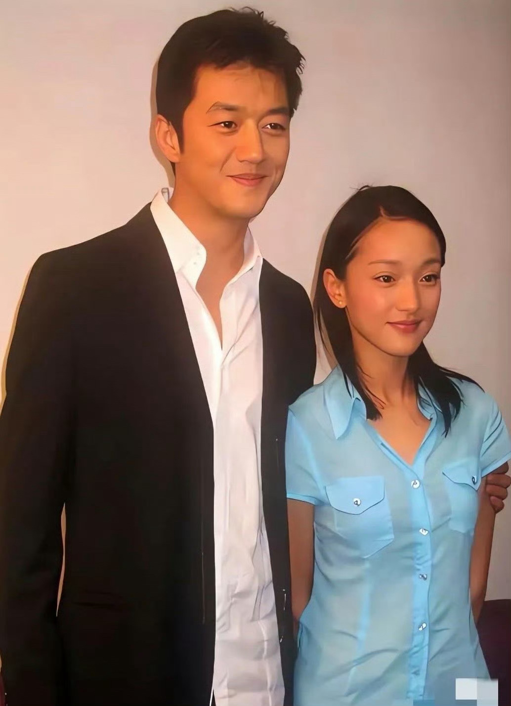 周迅李亚鹏古早合影！那时候的李亚鹏真的是小鲜肉一枚，面部有棱有角的，身材也是绝顶