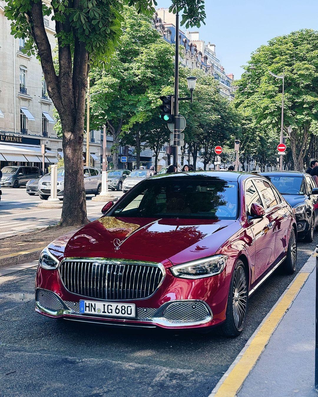 迈巴赫S680，在巴黎最奢华购物街蒙田大道上啥家庭啊，买辆红外红棕内的奔驰S级落