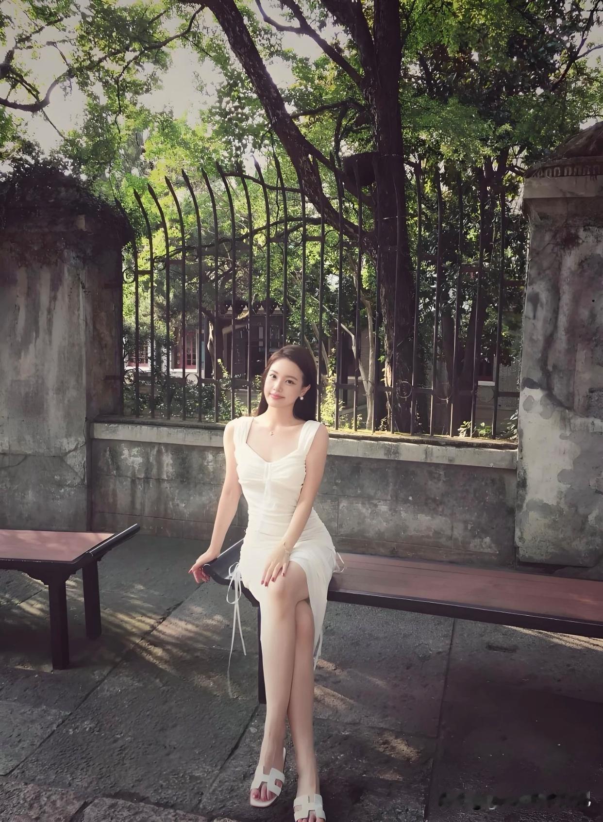 阳光下的白裙少女，温柔微笑，宛如童话中的公主。
