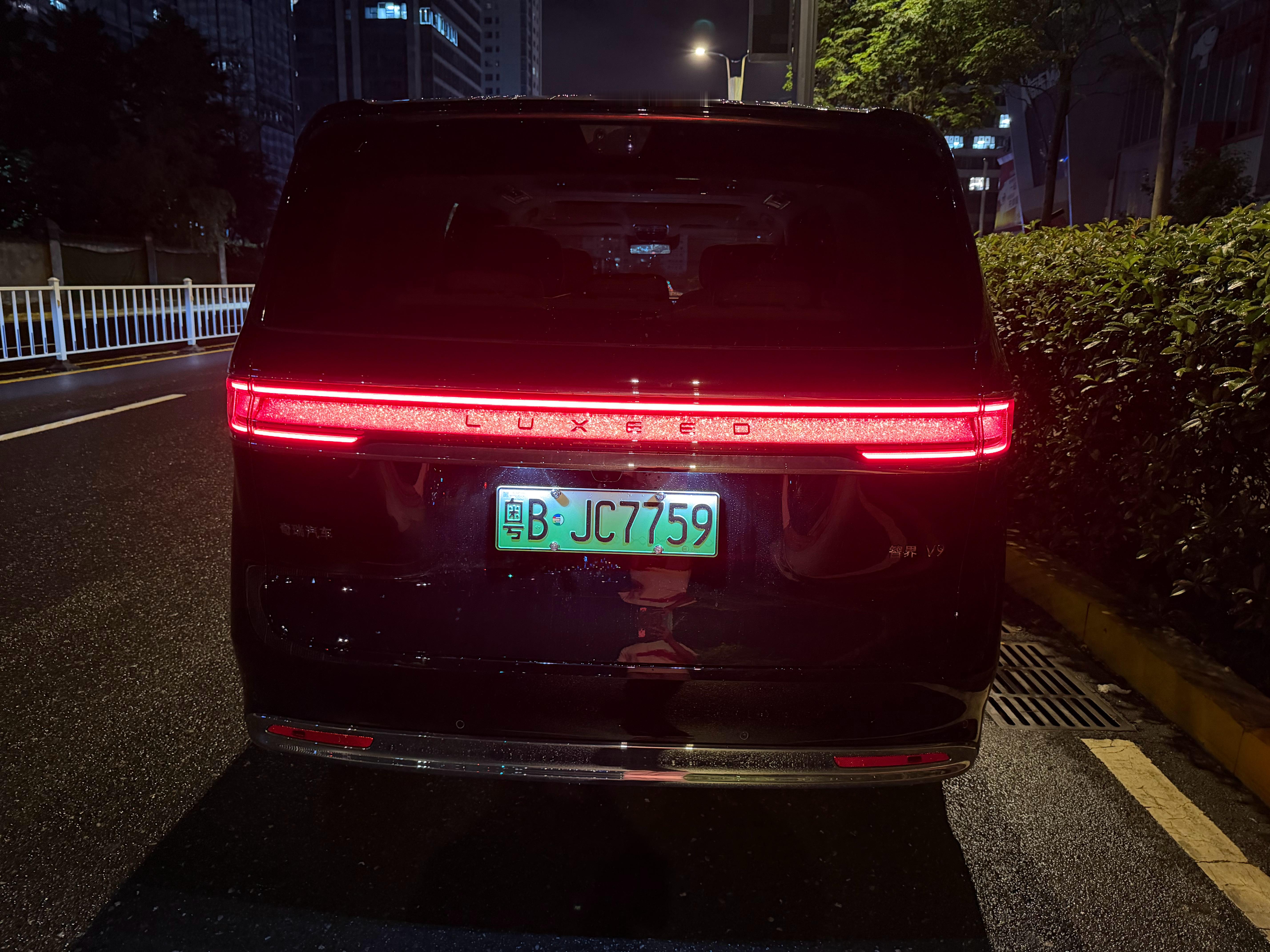 昨晚开智界 V9 工作室到家本来 5 分钟路程，愣是绕了半个小时。我想在智界 V