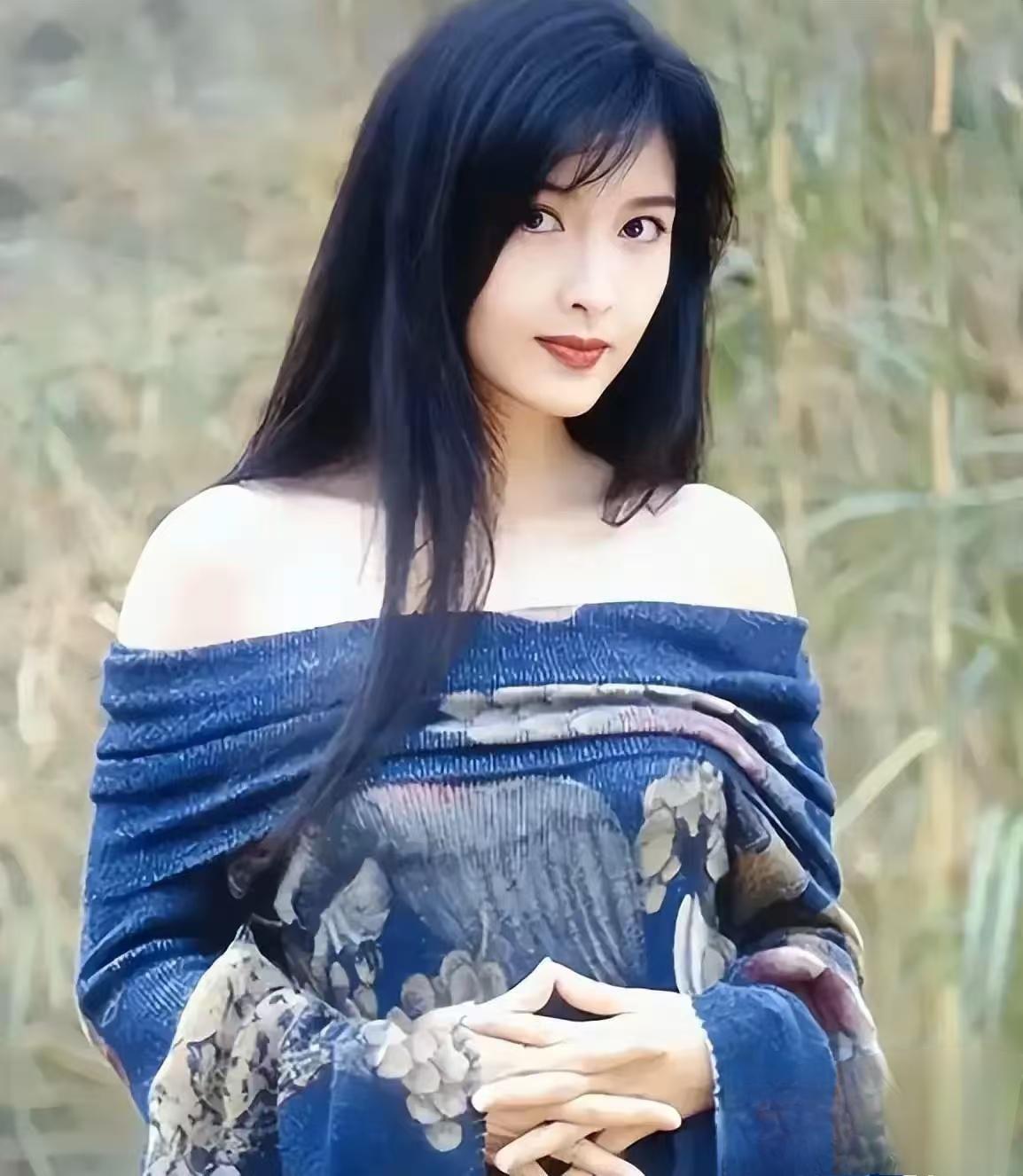 女孩不女孩的，不主要吧，
有女人味，还清新脱俗，这就是厉害，
您知道她是谁吧？