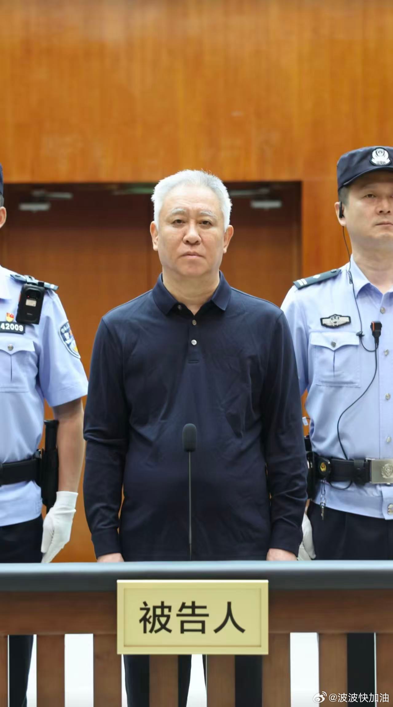 许家印一审被判无期苍老了许多啊和当年别着爱马仕腰带跑起步来意气风发形成鲜明对比。