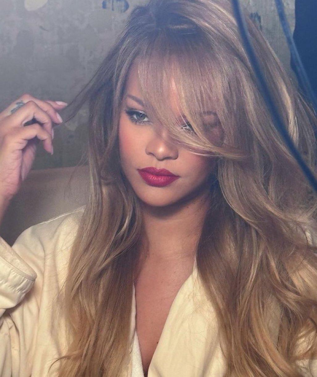 Rihanna 最新自拍，好可爱的小女孩！