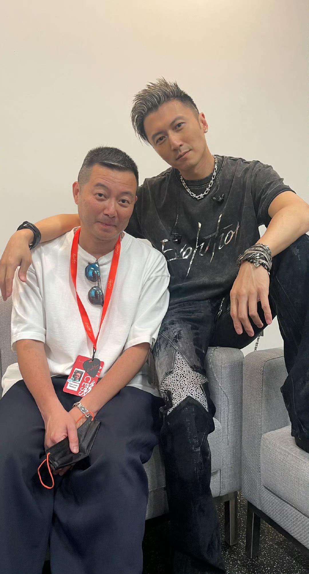 这化妆技术也太厉害了吧！原来谢霆锋演唱会上是有化妆的，还有专人化妆师！
可是万万