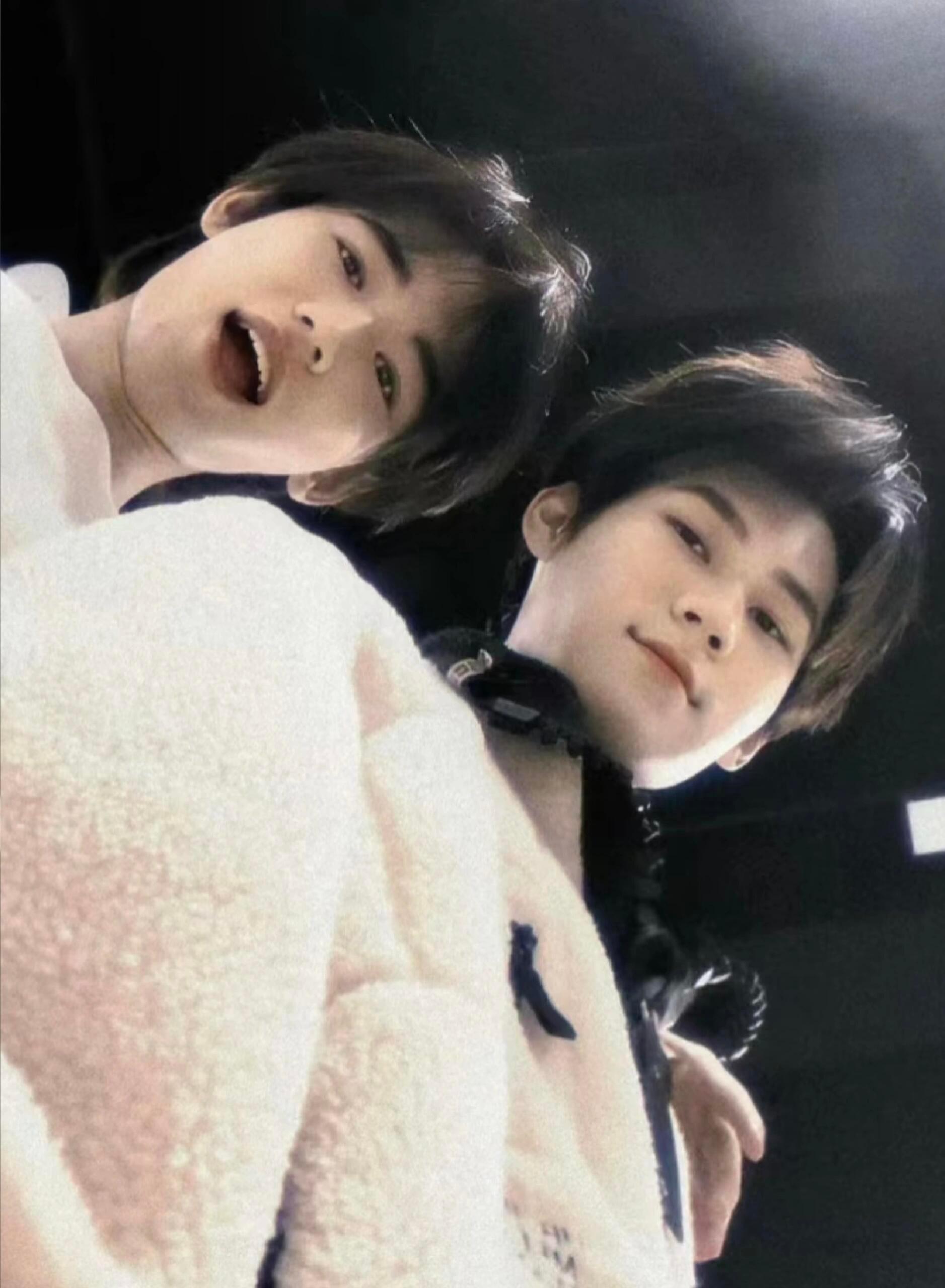 宋亚轩张真源你俩别敲了 笑死我了这俩活宝！宋亚轩张真源你们是跟门有仇吗？敲得我隔