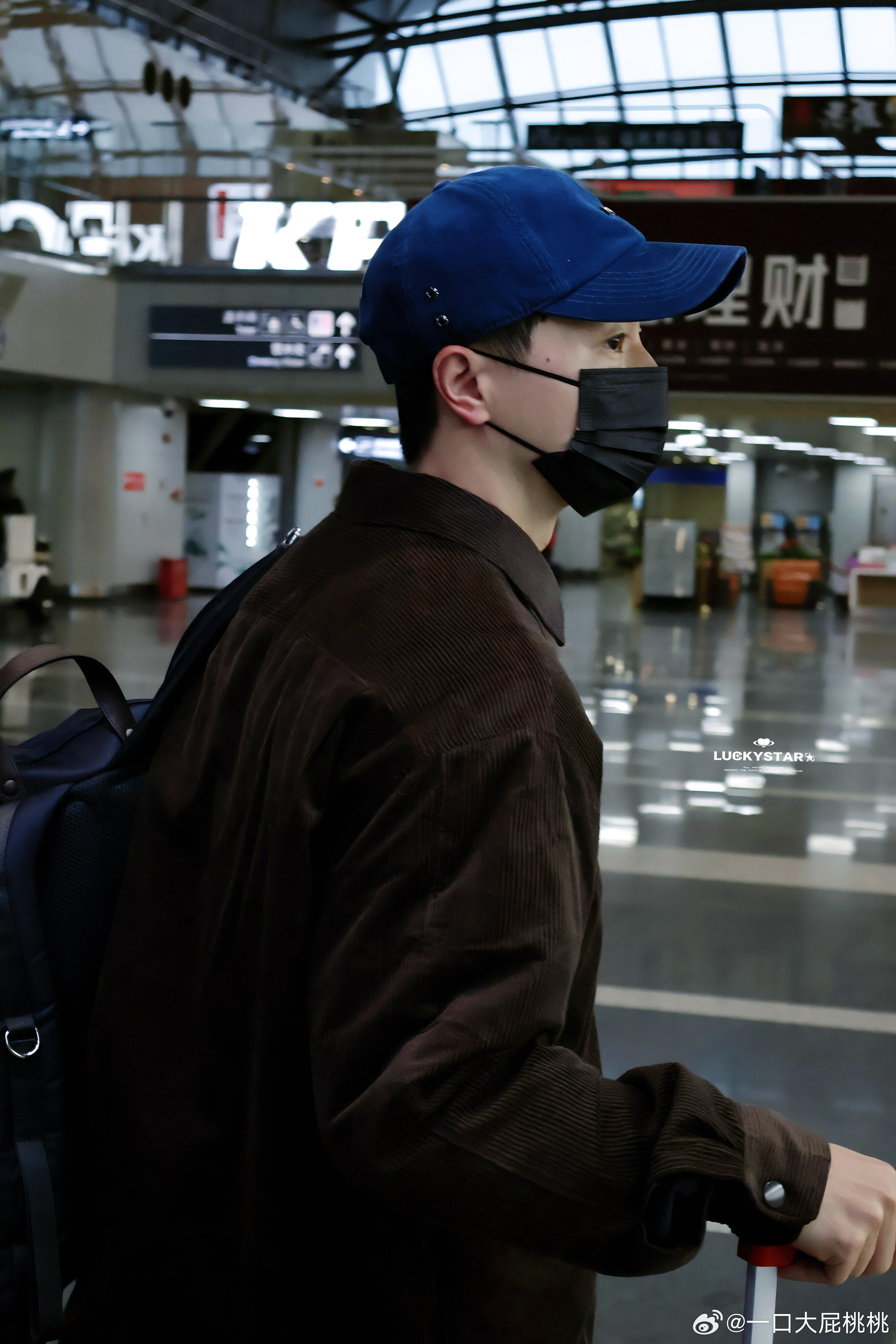 F1马龙一套休闲装机场出发即将启程出席F1🇨🇳大奖赛 