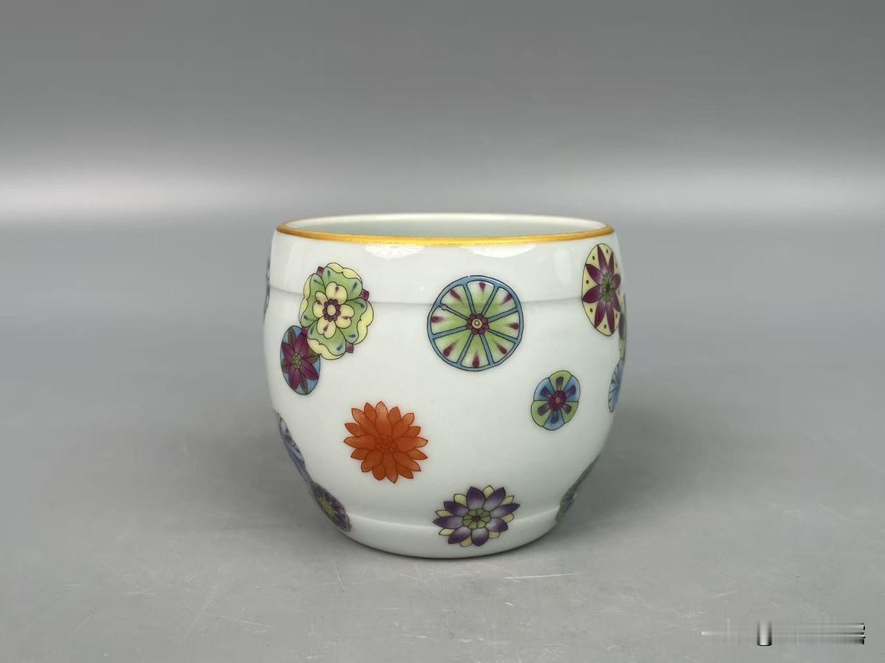 雍正粉彩皮球花杯，一团团“花球”，藏满皇家浪漫小心思
很多藏友痴迷清代彩瓷，一定