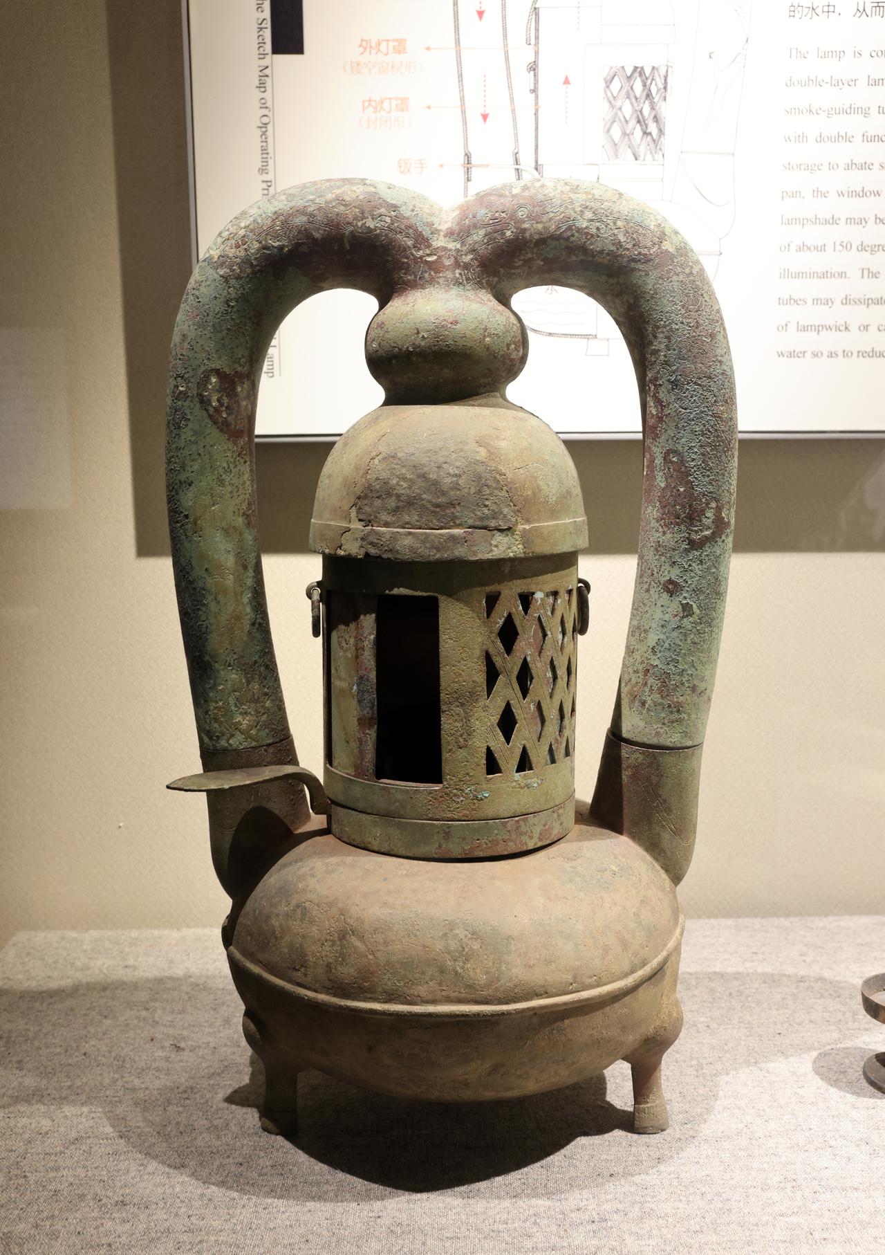 大家都知道河北满城汉墓出土的长信宫灯，它很神奇，其实类似作品还有不少，比如说西汉