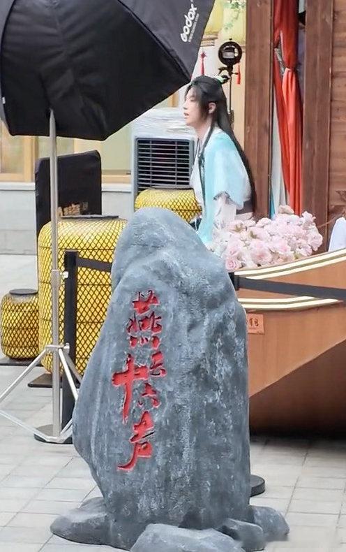 杭州这个穿越场景有力气燕云十六声×银泰百货线下联动太顶！杭州武林银泰还原游戏画舫