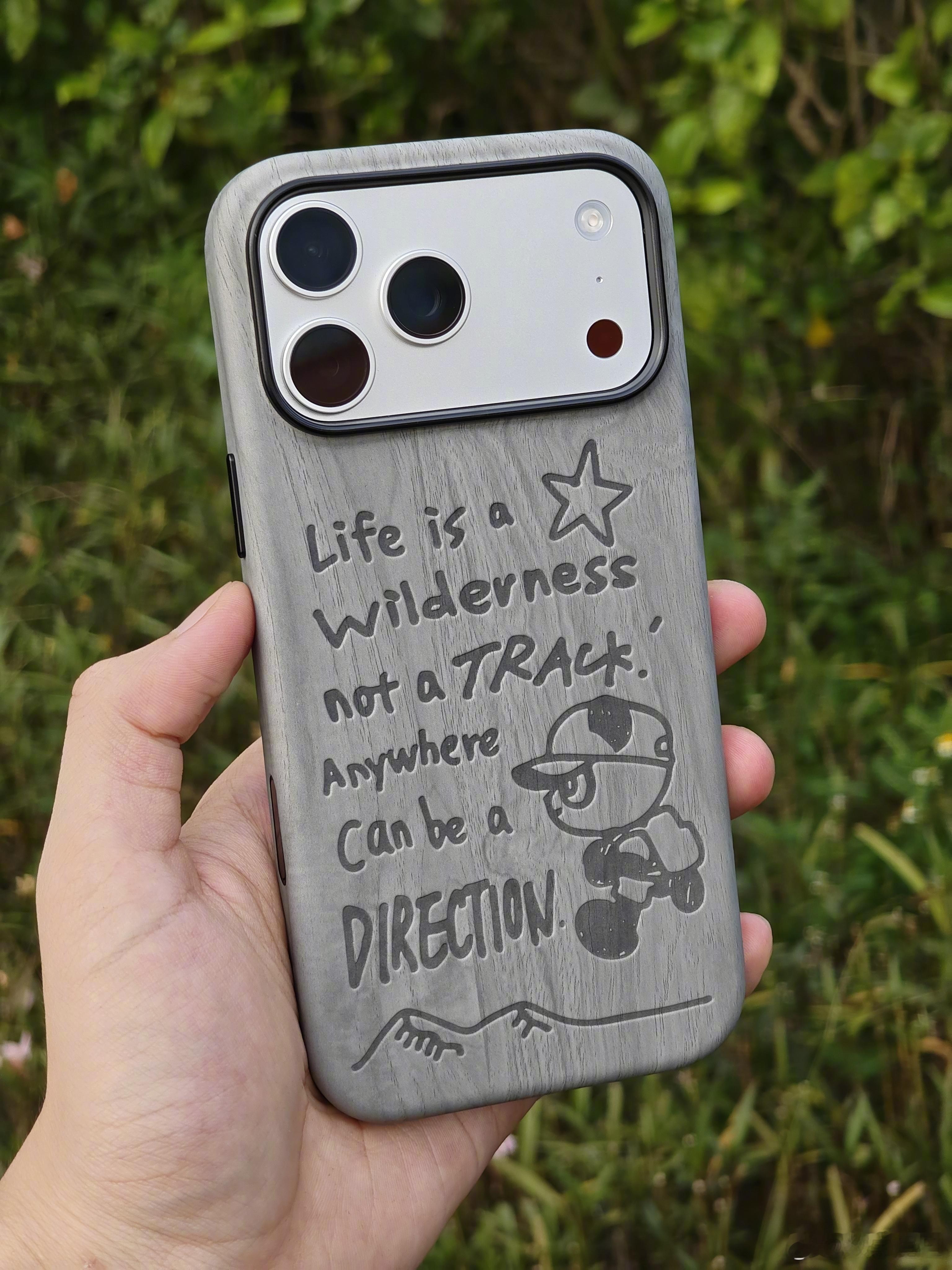 不愧是知名苹果配件厂[笑而不语]给 17PM 做的壳手感整挺好，名字叫做肤感壳，