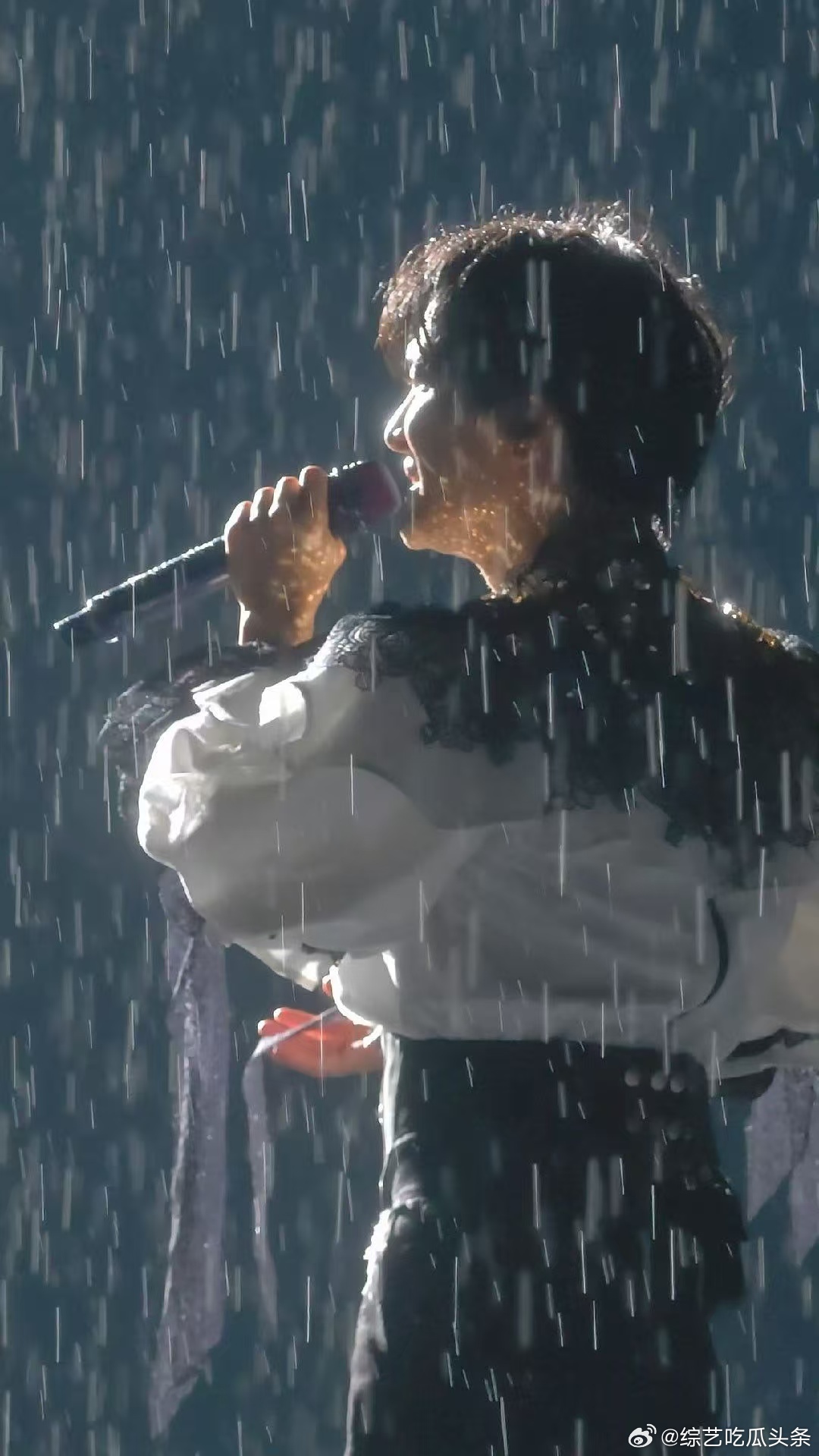 大雨浇不灭舞台的热情！周深头发全贴在额头上，还能笑嘻嘻地自嘲。妆造保不住了，但全