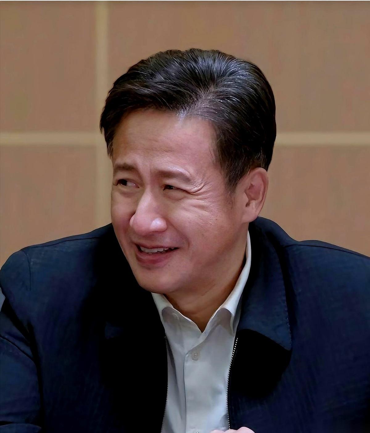 《士兵突击》当年谈崩的，是于震。
导演康洪雷盯着空荡荡的排练厅，门被甩上的回音还