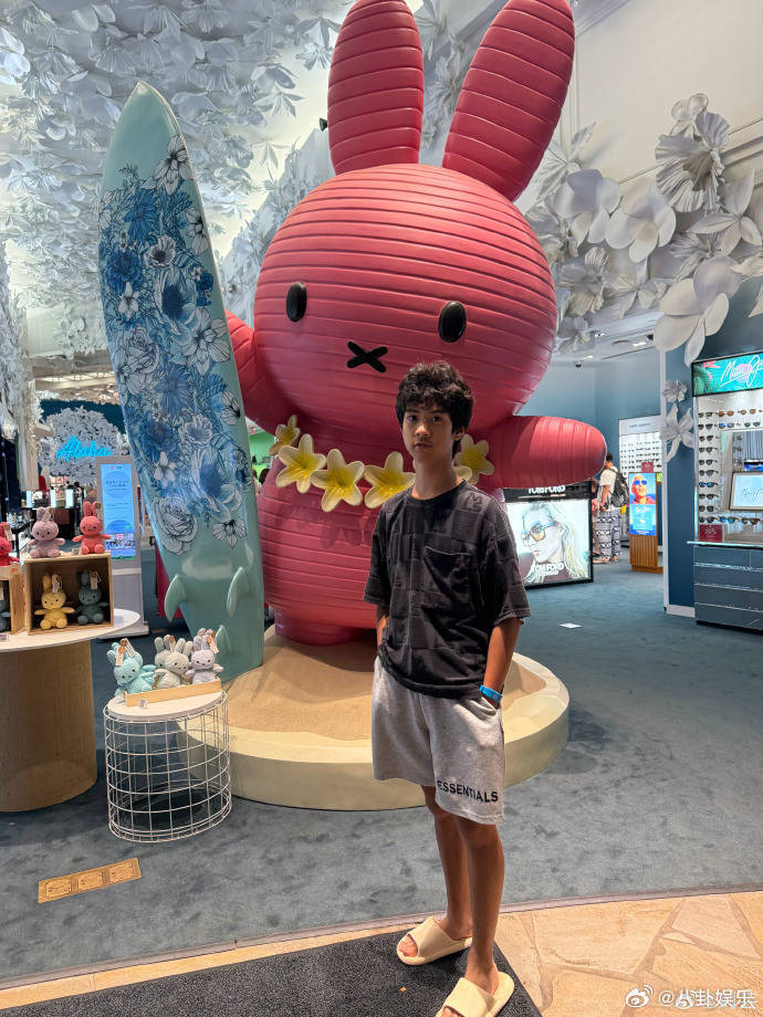 刘芸15岁儿子近照 机场偶遇刘芸母子，15岁Jagger身高超妈妈，黑皮卷发自带