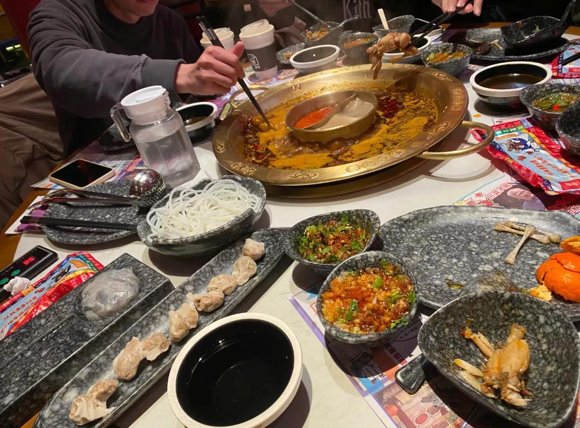 昨晚来我店里吃饭的一帮人，开始是几位热情的顾客，吃得不亦乐乎。突然，一个大哥过来