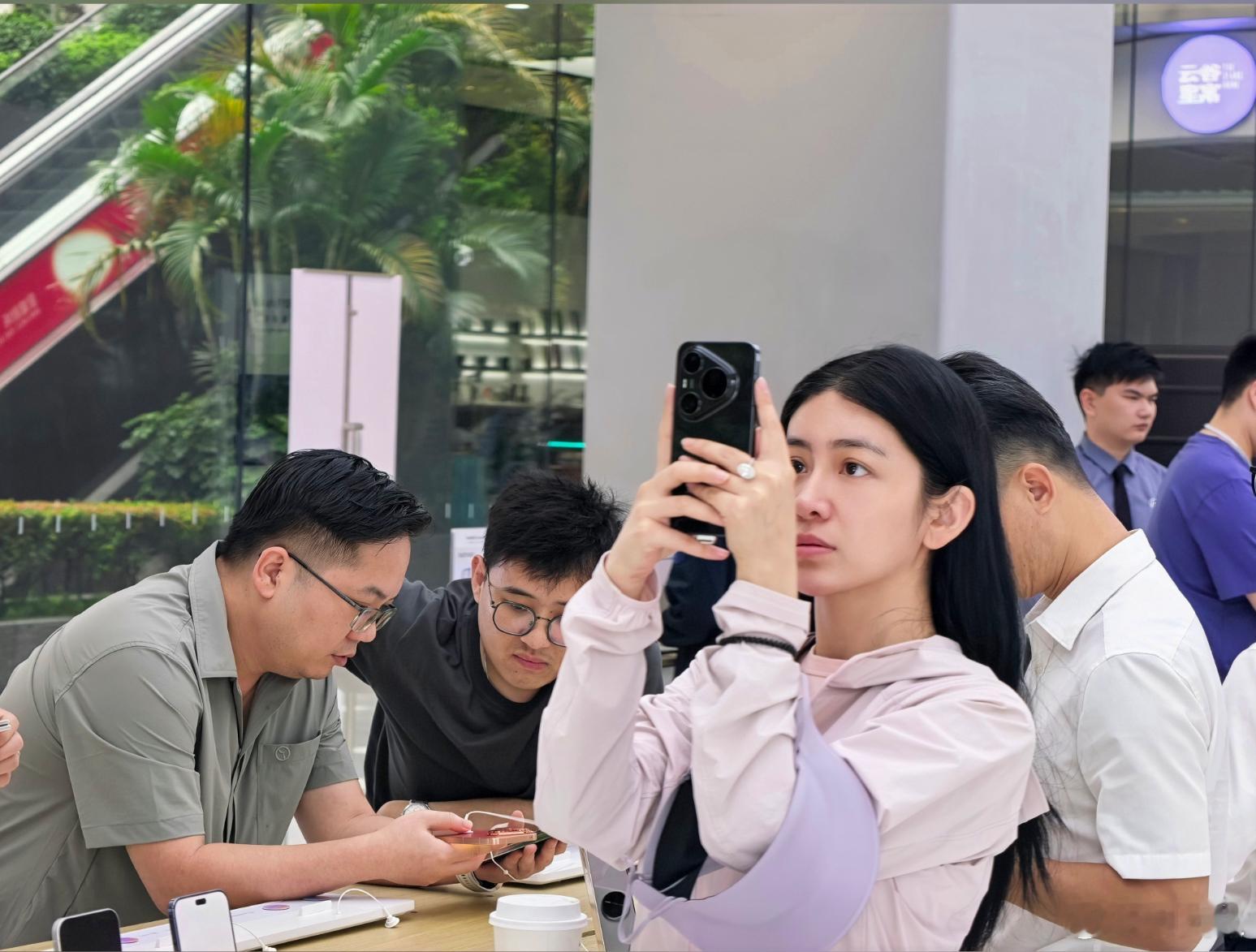 华为Pura90首销超长排队 华为Pura 90系列今日首销，各地门店排起长队，