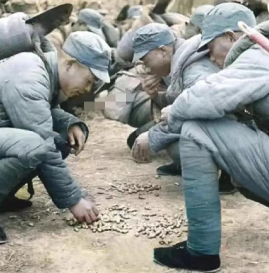 1938年台儿庄战役前夕，战士们上战场前围在一起吃花生的场景。
战前，没有送行的